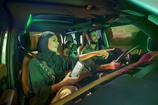 عائلة في رحلة برية تبقى على اتصال باستخدام تغطية شبكة سلام للجوال في جميع أنحاء السعودية