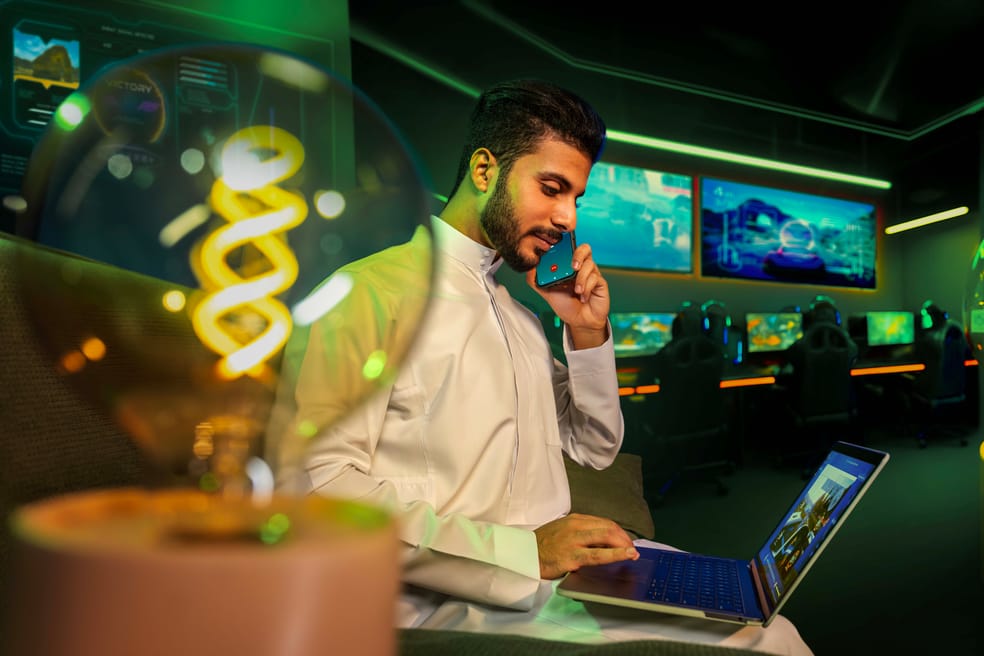 رجل داخل مركز بيانات سلام يدير البنية التحتية لخدمات PaaS وSaaS السحابية في السعودية