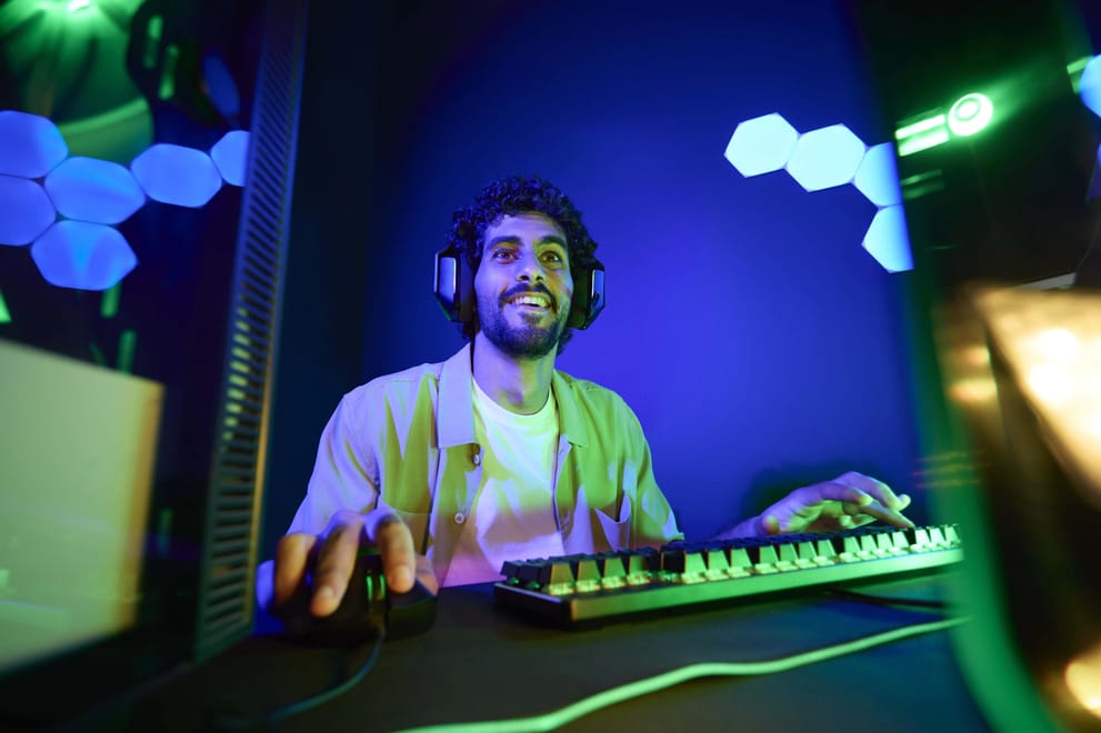 رجل يلعب الألعاب عبر الإنترنت في المنزل باستخدام إضافة Boost من سلام لبيانات جوال أسرع في السعودية