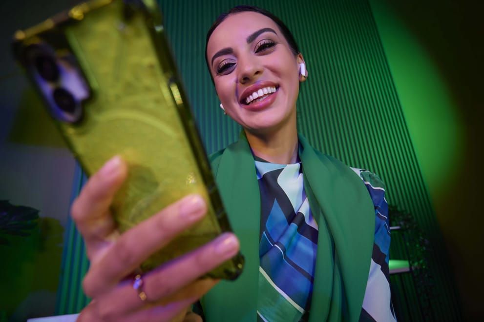 امرأة تجري مكالمة فيديو من المنزل عبر الإنترنت المنزلي عالي السرعة من ألياف سلام في السعودية